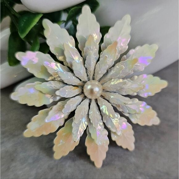 Vintage Jewelry - Vintage 60's Snowflake Flower Enamel Pink & White Iridescent Faux Pearl Brooch